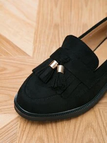 女士秋冬流苏装饰尖头平底鞋，时尚黑色仿麂皮乐福鞋 - 黑色 - 查看 4