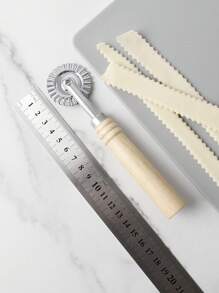 1把鋅合金和木柄披薩刀,意大利麵條刀-切麵包,麵團,蔥油餅,派,糕點,華夫餅,麵條等多功能廚房小工具 - 彩色 - 查看 4