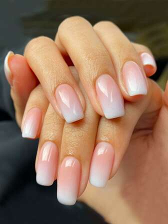 用24入組短方形漸變法式假指甲和1入組指甲銼和1張指甲膠帶升級您造型