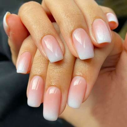 用24片短方形渐变法式假指甲、1个指甲锉和1张指甲胶带升级你的造型