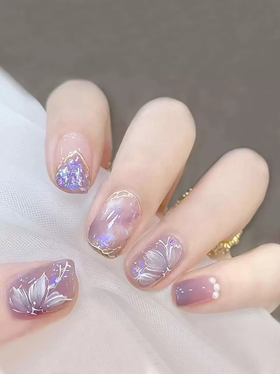Breng uw levendige lentestijl naar een hoger niveau met 24 stuks korte ovale gradiënt paarse lente schattige kleine bloemmotief Japanse stijl glitter elegante zoete bling parel decor volledige dekking nep-nagelkit druk op nagels nagelbenodigdheden