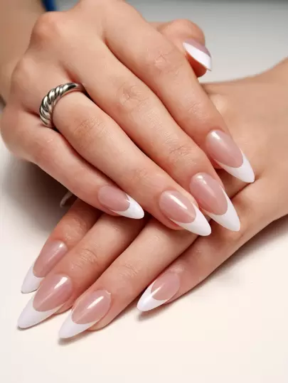 24 件经典法式短杏仁形指甲裸色法式白色按压指甲水晶指甲假指甲美甲套装可拆卸全覆盖持久耐用包括 1 片粘性标签和 1 个迷你锉刀非常适合日常佩戴美甲用品美甲