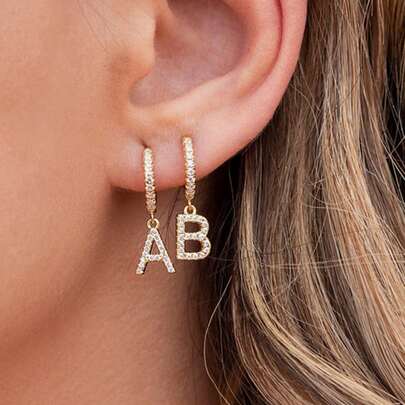 CVNANA 1個單獨的歐美閃亮鑲嵌鋯石字母耳環,銀銅色,適用於約會和生日禮物
