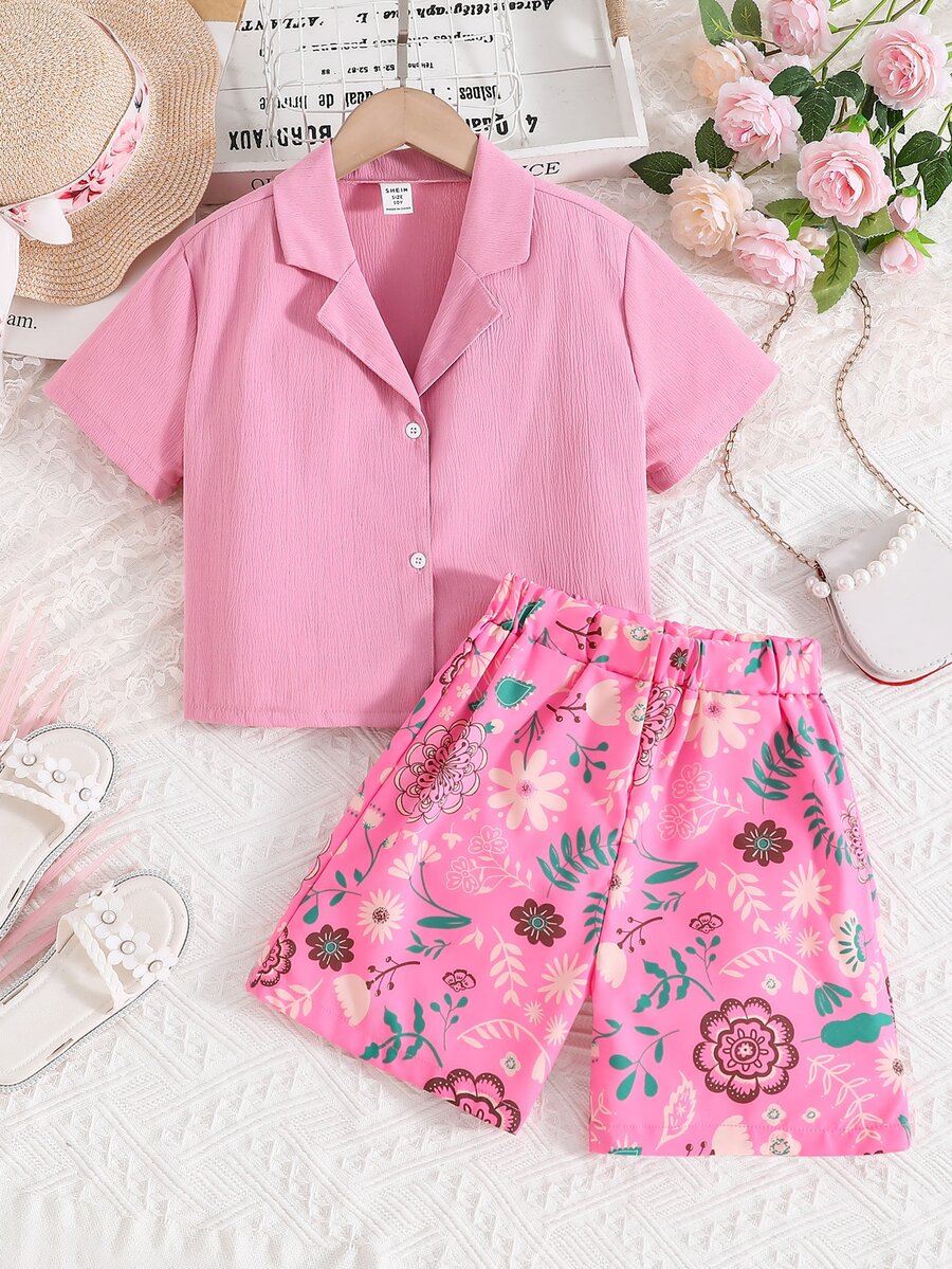 女孩西裝領襯衫和印花短褲