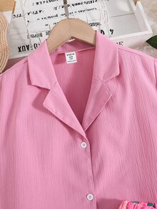 女孩西裝領襯衫和印花短褲