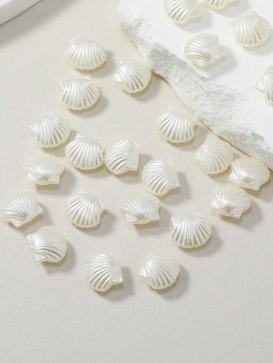 30颗仿珍珠彩色贝壳，扇贝形，小号，尺寸1.1*1.2厘米，适用于项链、手链、工艺品、串珠、婚礼装饰、DIY珠宝配件，海洋风格 - 白色 - 查看 1