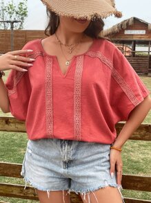 SHEIN LUNE 大碼蕾絲拼接缺口領蝙蝠袖襯衫 - 紅木色 - 查看 1