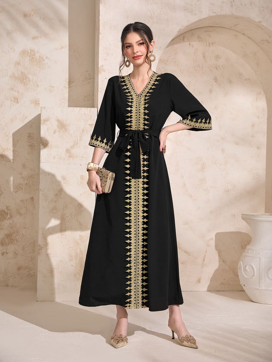 Al Najma 對比繫腰帶連衣裙 - 黑色 - 查看 1