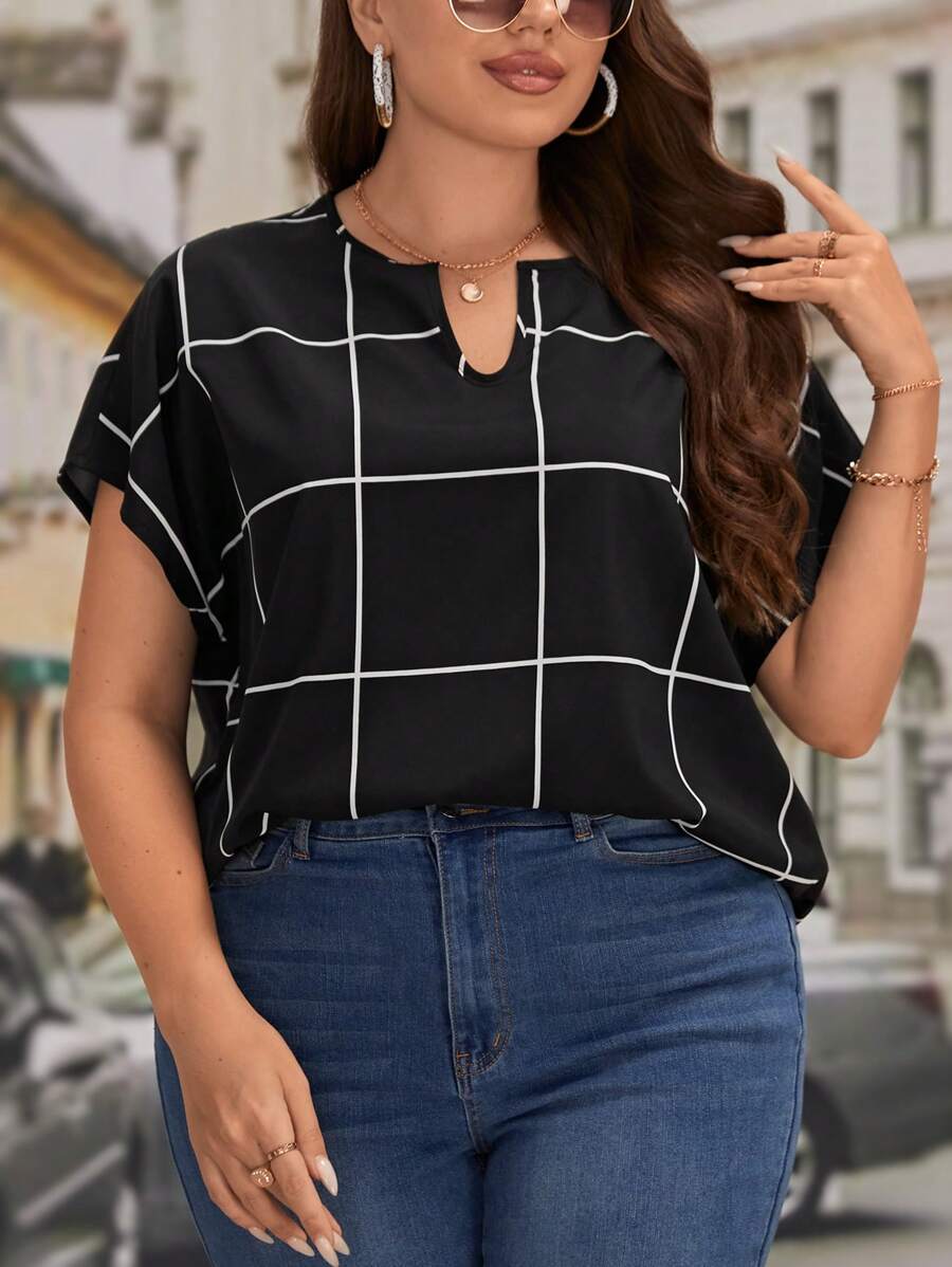 SHEIN LUNE 大碼格紋印花缺口領蝙蝠袖襯衫 - 黑色 - 查看 1