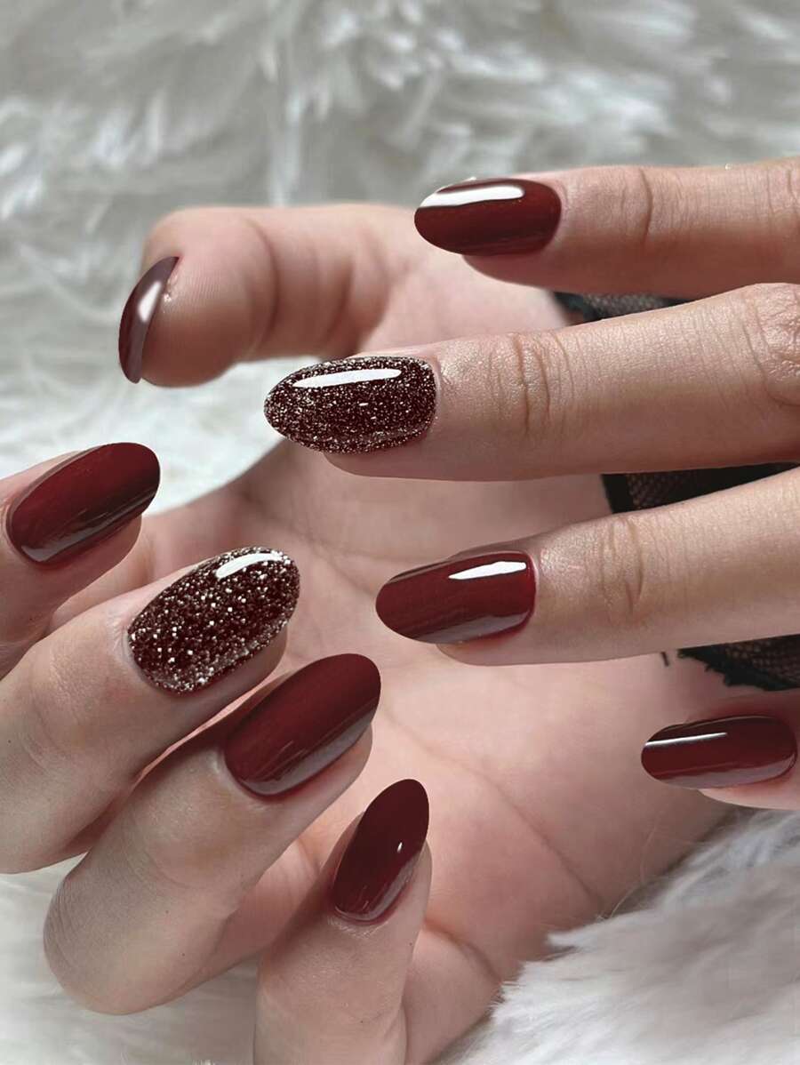 VV MEI JIA ER 提升你風格帶24入組短橢圓形棕色素色金屬亮絲假指甲和1入組指甲銼和1張膠帶 - 酒紅色 - 查看 1