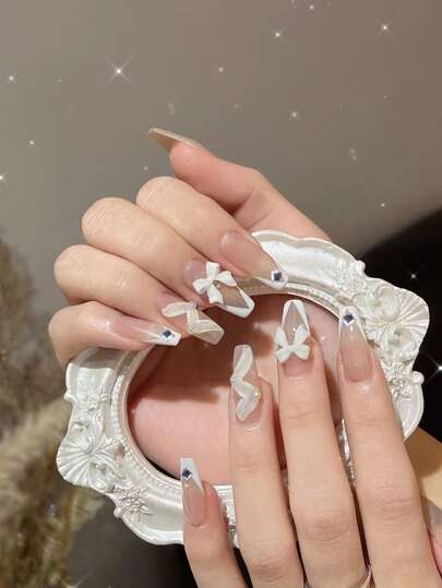 VV MEI JIA ER 用24片长棺材形水钻斜面法式3D蝴蝶结装饰假指甲、1个指甲锉和1张美甲胶带，提升您的美甲造型，专为女性和女孩设计。