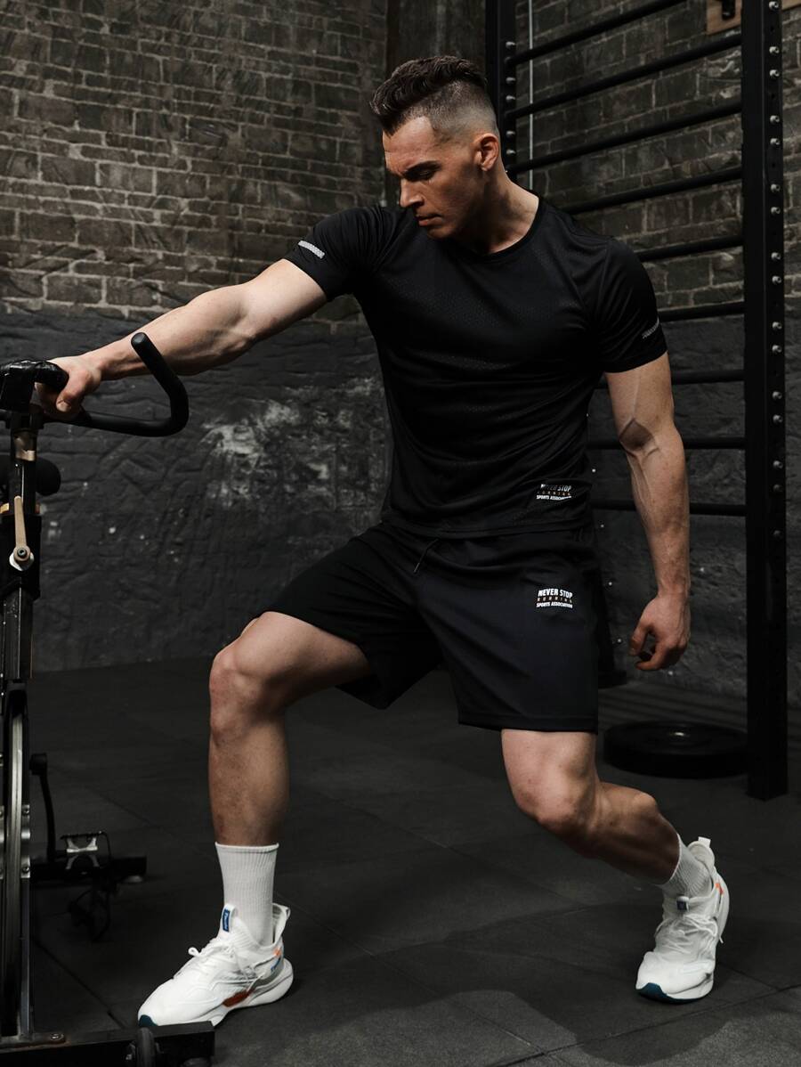 Manfinity Sport Corelite Conjunto deportivo con gráfico de lema para hombre, traje atlético, conjunto de chándal para entrenamiento, top transpirable para gimnasio - Negro - Ver 1