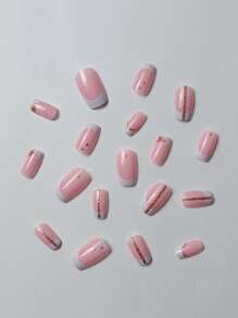 使用 24 片短方形白色法式闪光假指甲、1 片胶带和 1 个指甲锉来提升您的外观，按压式指甲，美甲用品，美甲