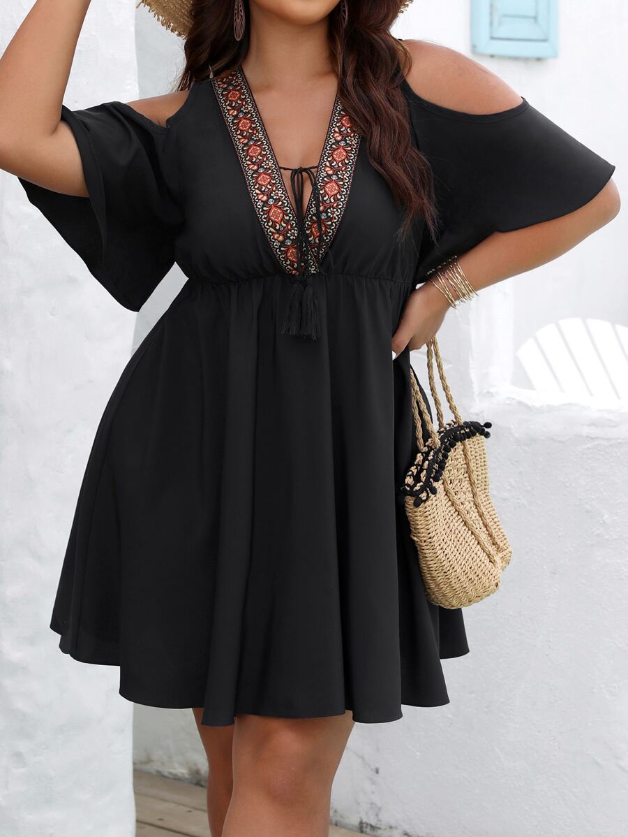 SHEIN VCAY Plus Contrast Tape Cold Shoulder Tassel Tie Front Dress - Black - View 1