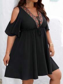 SHEIN VCAY Plus Contrast Tape Cold Shoulder Tassel Tie Front Dress - Black - View 3