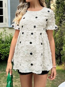 SHEIN Maternidad Blusa peplum con estampado de lunares aplique de manga con volante - Beis - Ver 3