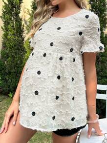 SHEIN Maternidad Blusa peplum con estampado de lunares aplique de manga con volante - Beis - Ver 4