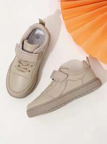 1 雙男童時尚百搭繫帶舒適平底運動鞋