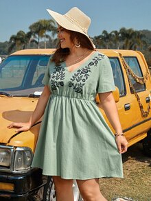 SHEIN VCAY Plus Floral Embroidery V Neck Dress - Mint Green - View 4