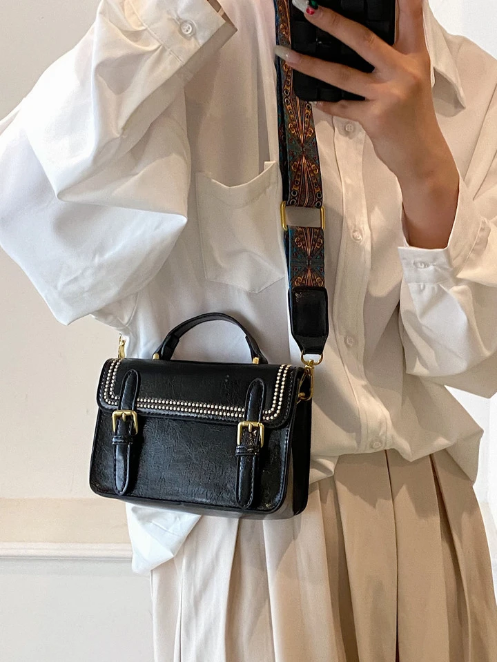 【おすすめ商品】バックルデコレーション フラップ スクエアバッグ　ブラック おすすめ商品】バックルデコレーション フラップ スクエアバッグ
