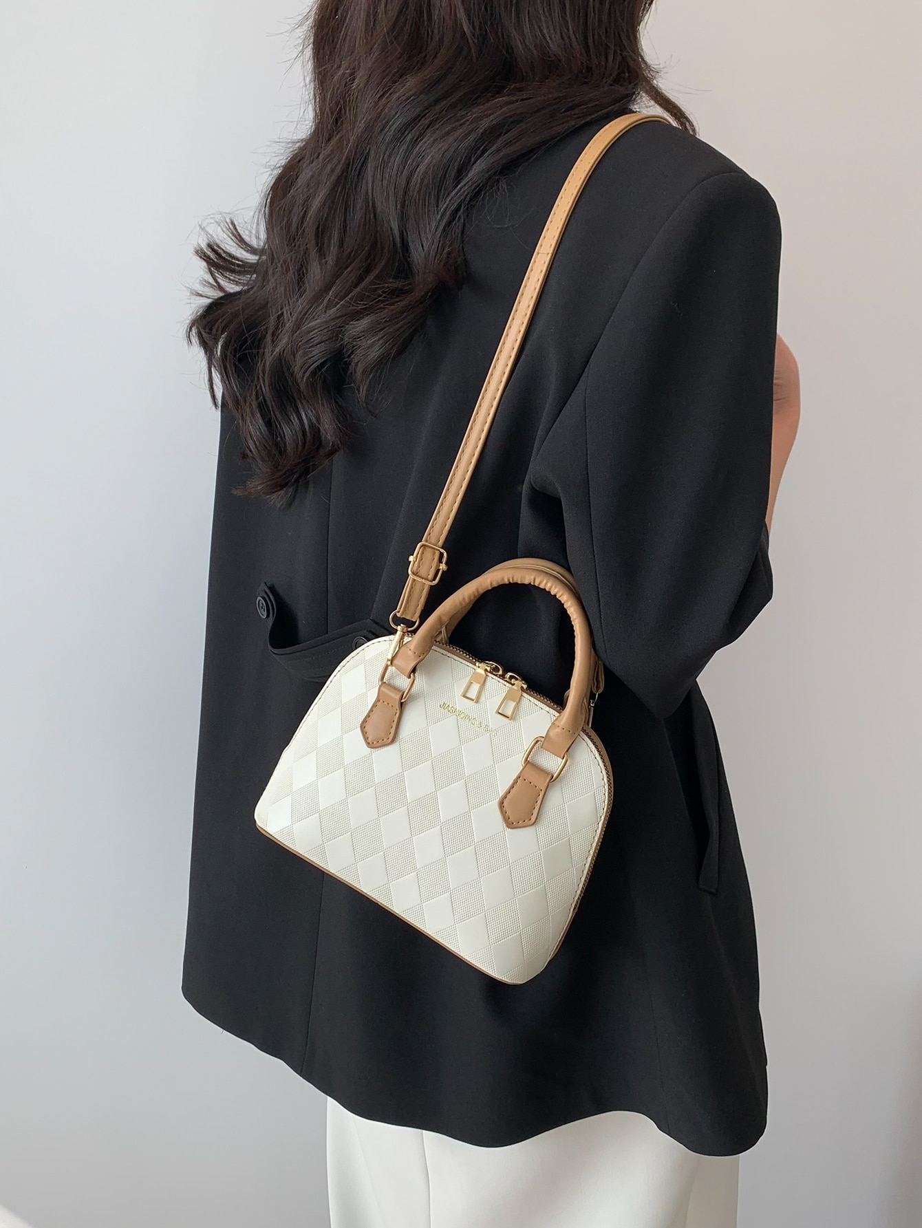 حقيبة قبة صغيرة بتفاصيل حرفية ونمط هندسي بسحاب ومص...