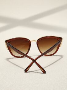 一副猫眼形太阳镜，男女通用，适合度假、旅行、节日装扮、运动风、电子音乐节、夏季配饰、海滩、家庭出游、高尔夫、徒步、驾驶、户外活动、休闲装扮、节日氛围、优雅装扮、街头风配饰、运动、派对、街头风、钓鱼、假期、户外活动、度假