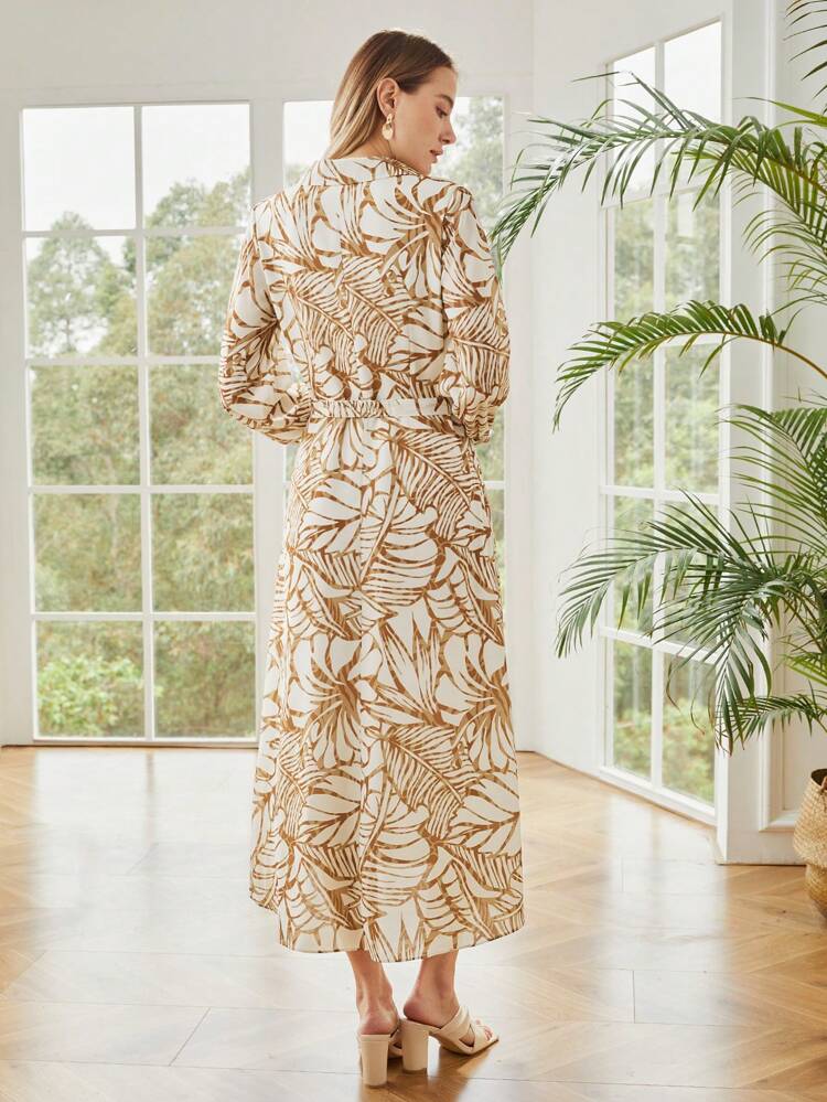 Vestido camisero con cinturón con estampado tropical