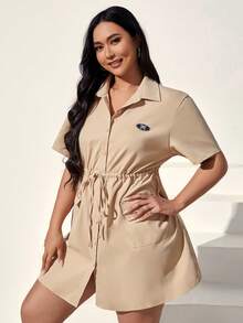 SHEIN EZwear Đầm Plus Size Dây kéo Đắp vá Túi Nút phía trước Lá thư Giải trí - Màu Khaki - Xem 5