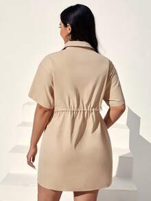 SHEIN EZwear Đầm Plus Size Dây kéo Đắp vá Túi Nút phía trước Lá thư Giải trí - Màu Khaki - Xem 2