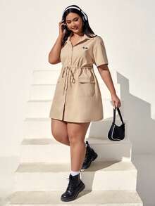 SHEIN EZwear Đầm Plus Size Dây kéo Đắp vá Túi Nút phía trước Lá thư Giải trí - Màu Khaki - Xem 3