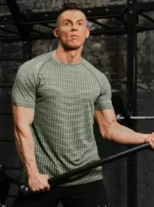 Manfinity Sport Corelite Hombres Camiseta deportiva con estampado de letra de manga raglán - Verde militar - Ver 1