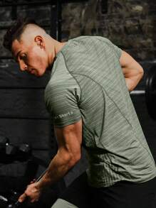 Manfinity Sport Corelite Hombres Camiseta deportiva con estampado de letra de manga raglán - Verde militar - Ver 5