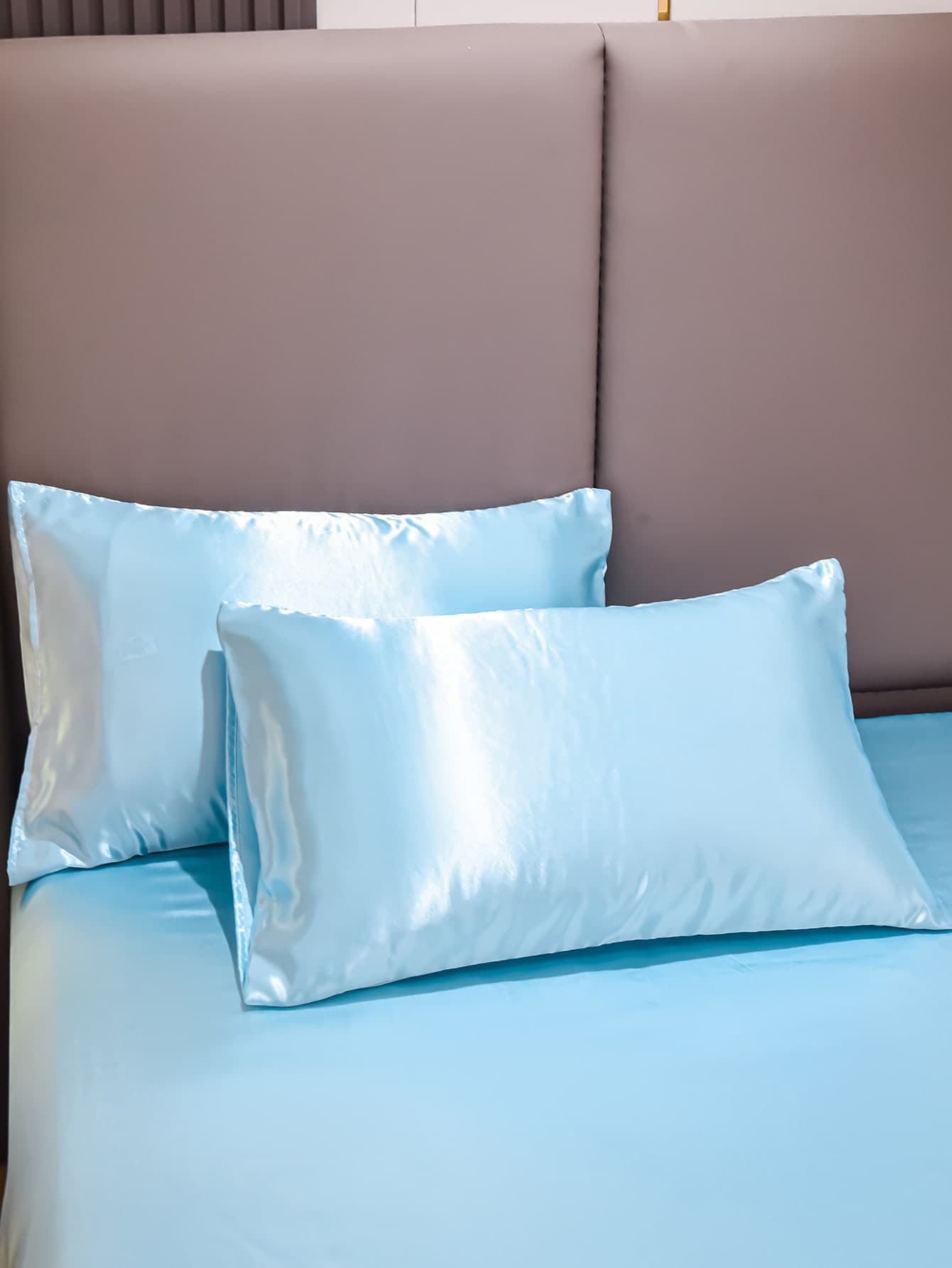 2 件涤纶缎面枕套套装 - 纯色枕套，适合头发和皮肤，信封封口，无枕芯，适用于卧室/客房/宿舍（男孩和女孩）/旅行 - 淺藍色 - 查看 1