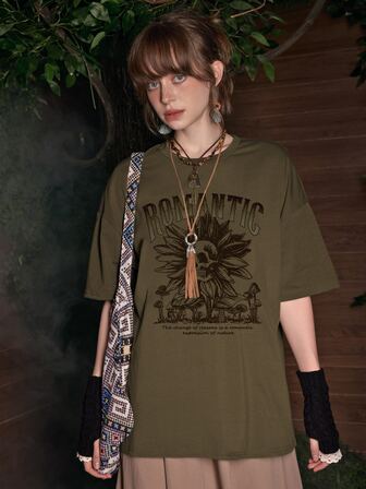 Camiseta de hombros caídos con estampado de cráneo y letra