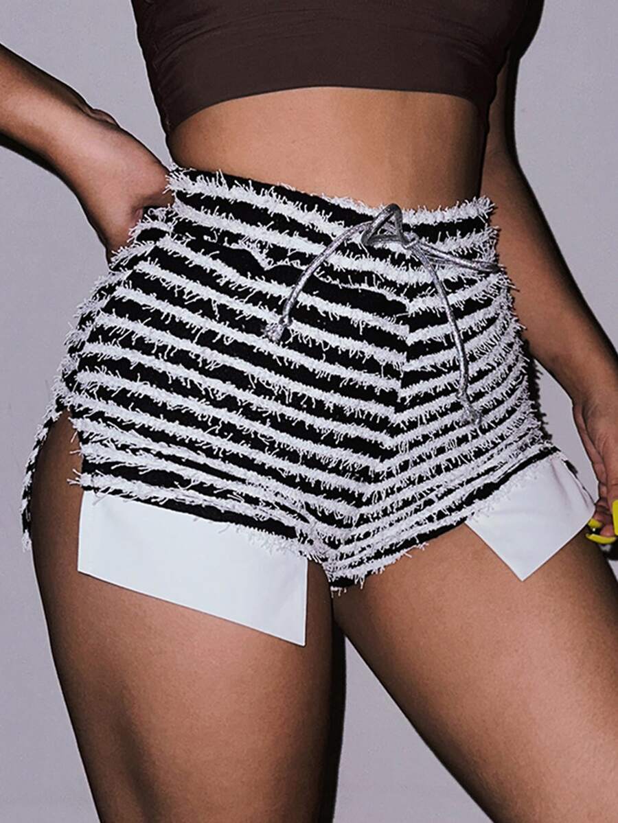 Striped Print Split Hem Hot Shorts - Black and White - View 1