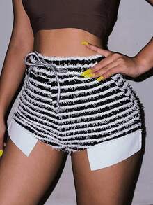 Striped Print Split Hem Hot Shorts - Black and White - View 4