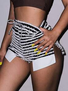 Striped Print Split Hem Hot Shorts - Black and White - View 5