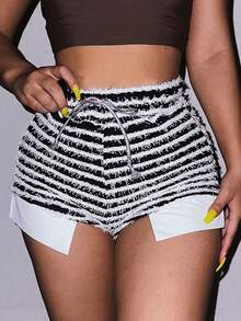 Striped Print Split Hem Hot Shorts - Black and White - View 7