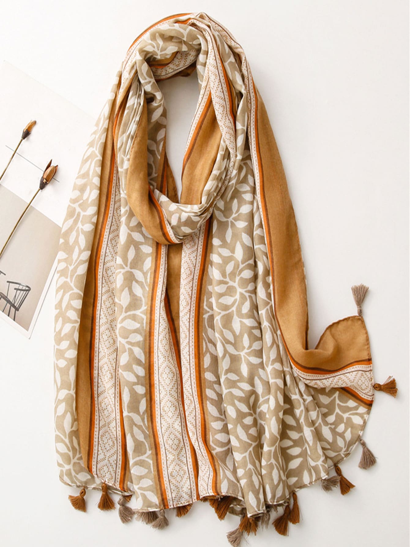 1条简约印花围巾，轻盈透气，带流苏，适合海滩佩戴，优雅时尚，是春夏女士的理想之选。亮丽长款披肩，户外防晒，可作沙滩巾或多功能头巾配饰。 - 卡其色 - 查看 1