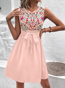 SHEIN VCAY 花卉刺繡前繫帶連衣裙 - 淺粉色 - 查看 4