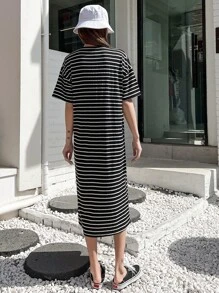 DAZY 條紋印花落肩T恤洋裝 - 黑與白 - 查看 2