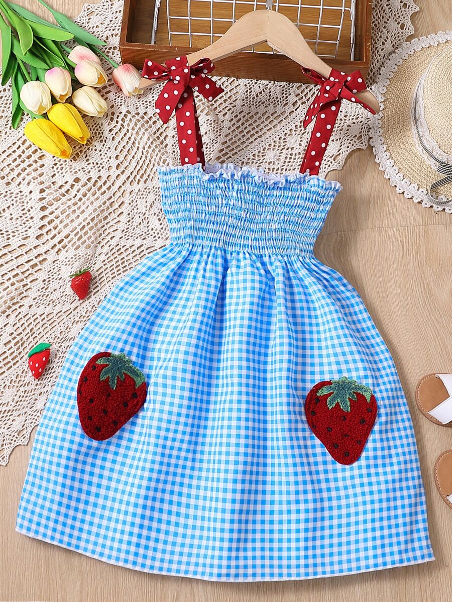 SHEIN 小女童草莓補丁貼格子圖案肩上打結吊帶連衣裙 - 藍白色 - 查看 1