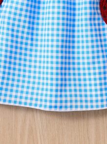 SHEIN 小女童草莓補丁貼格子圖案肩上打結吊帶連衣裙 - 藍白色 - 查看 5