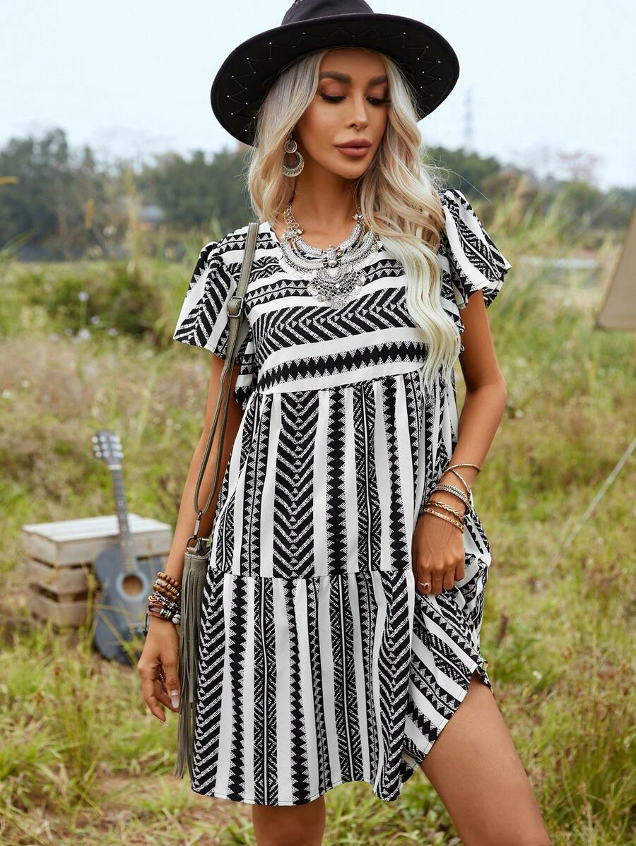 SHEIN LUNE 幾何印花蝴蝶袖荷葉邊娃娃裙 - 黑與白 - 查看 1