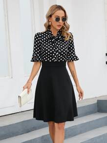 波點圖案荷葉袖繫帶領洋裝 - 黑與白 - 查看 1