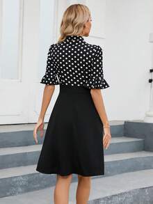 波點圖案荷葉袖繫帶領洋裝 - 黑與白 - 查看 2