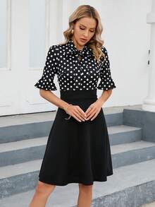 波點圖案荷葉袖繫帶領洋裝 - 黑與白 - 查看 5