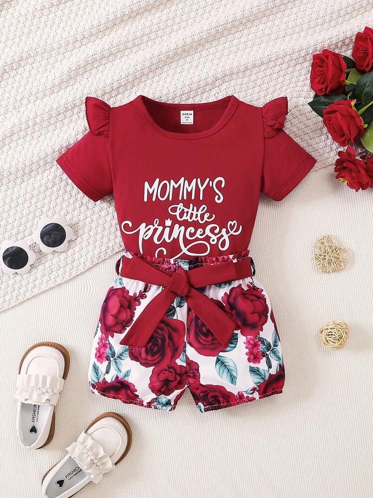 SHEIN เด็กหญิงวัยหัดเดิน พิมพ์ สโลแกน นัวเนีย เสื้อยืด & พิมพ์ลาย ดอกไม้ กางเกงขาสั้น - สีแดงและสีขาว - ดู 1