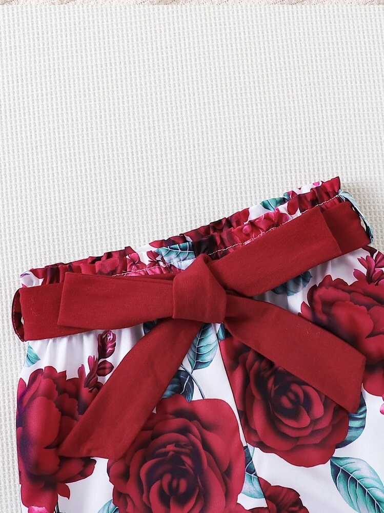 SHEIN เด็กหญิงวัยหัดเดิน พิมพ์ สโลแกน นัวเนีย เสื้อยืด & พิมพ์ลาย ดอกไม้ กางเกงขาสั้น - สีแดงและสีขาว - ดู 4