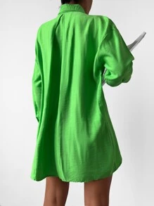 RueChic Solid Drop Shoulder Pocket Patched Button Up Oversized Shirt - màu xanh lá - Xem 2
